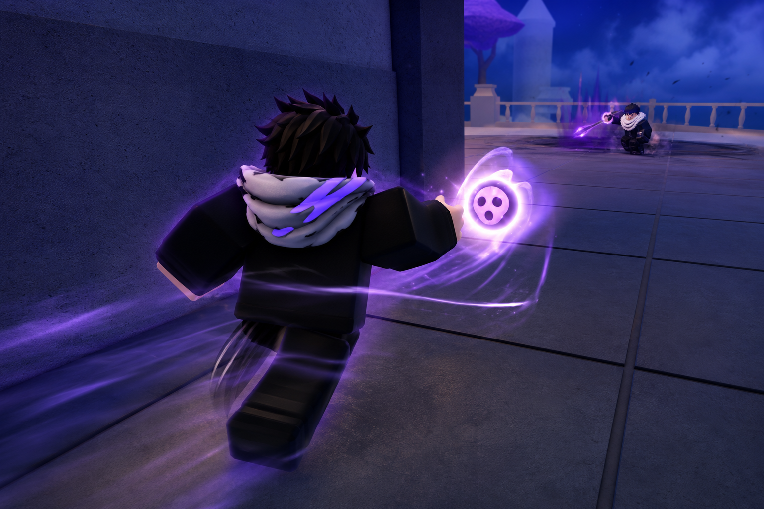 Một nhân vật Roblox đang chạy trong ánh tím và ném một quả cầu năng lượng giống mặt nạ, phía xa có đối thủ đáp trả trên sân lát gạch