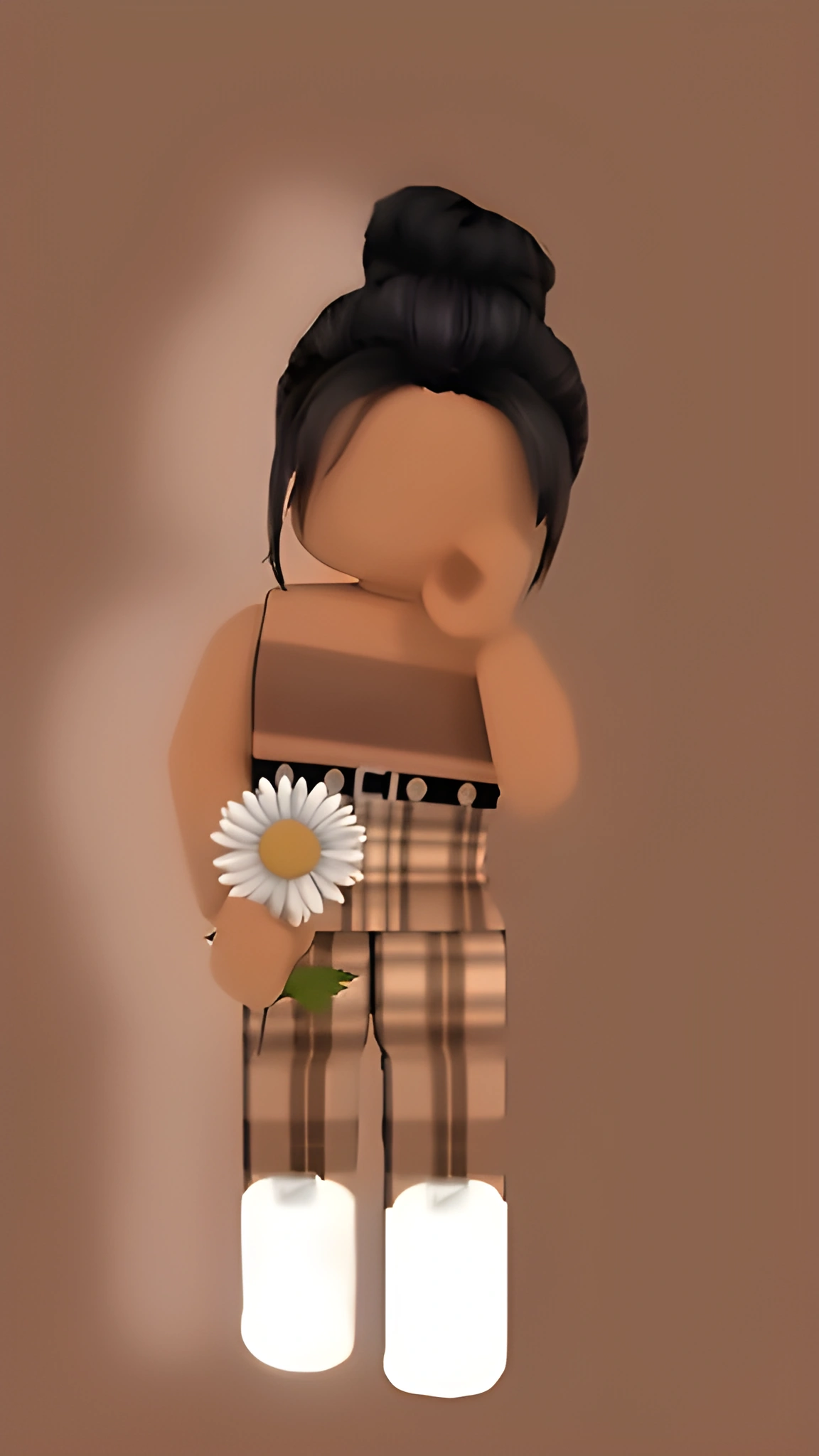 Avatar nữ phong cách Roblox đứng tạo dáng, cầm hoa cúc trắng nhụy vàng bên tay phải.