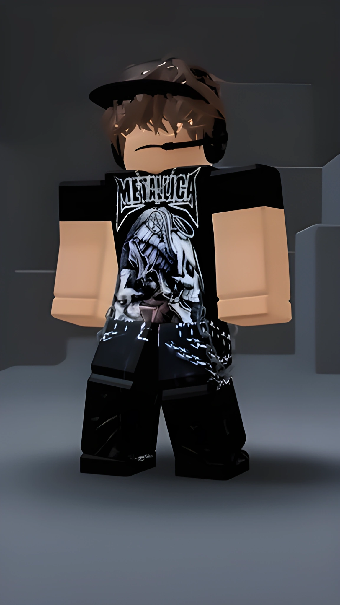 Nhân vật Roblox dạng khối đứng chính diện, đội mũ lưỡi trai đen ngược và mặc áo phông có chữ Metallica.