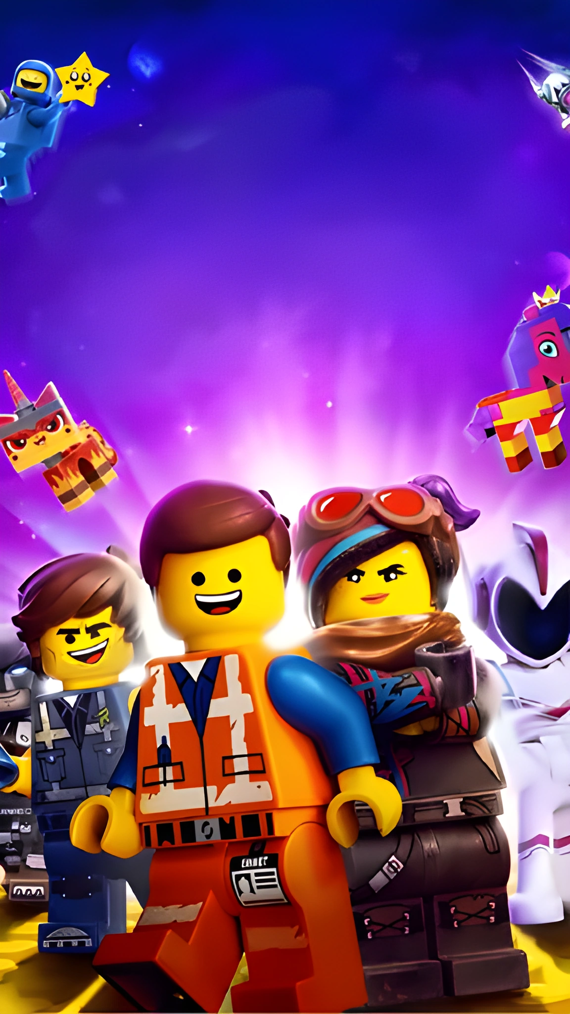 Emmet mặc đồ công nhân cam đứng cùng Lucy đeo kính phi công và các nhân vật LEGO khác trước nền vũ trụ tím phát sáng.